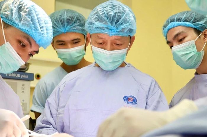 Nam thiếu niên 16 tuổi giữ lại đôi mắt sau phẫu thuật ung thư da - Báo Tri thức &amp; Cuộc sống