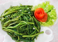 Tắt bếp, cho món ăn ra đĩa, trang trí tùy thích và dùng với cơm nóng.