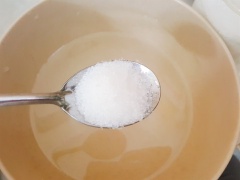 Cà rốt, củ cải trắng gọt vỏ rồi bào sợi. Vắt bớt nước trong củ cải đi. Hòa tan 2 muỗng canh đường, 2 muỗng canh giấm, 4 muỗng canh nước lọc với nhau rồi khuấy cho hỗn hợp tan hết. Cho củ cải vào ngâm khoảng 1 tiếng cho thấm.