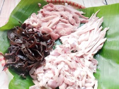Tai, lưỡi heo, mũi heo đem rửa thật sạch với muối, cạo hết lông. Sau đó đun một nồi nước sôi chần qua làm sạch lần nữa và khử mùi hôi, rửa lại lần nữa bằng nước lọc rồi để ráo. Thái mỏng từng miếng. Nấm mèo ngâm nước ấm khoảng 5-10 phút cho nở sau đó rửa sạch, cắt bỏ chân và thái mỏng.