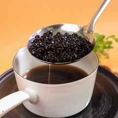 Luộc trân châu: Đun nước sôi, cho 100gr trân châu vào, khuấy đều cho không dính, đậy nắp đun lửa nhỏ luộc chín trong 20-30 phút. Sau đó chắt bỏ phần nước đun trân châu, trộn trân châu với 100gr đường đen.