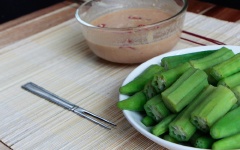 Tắt bếp, vớt đậu bắp ra đĩa và chấm cùng với chao bạn đã pha lúc đầu nhé! Món chay đơn giản quá đúng không nào?