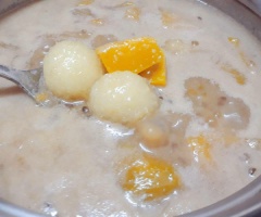 Nấu chè: Cho 1,2 lít nước vào nồi, nước sôi cho những viên khoai mì vào, tiếp đến để bí đỏ + đậu xanh + bột báng nấu cho mềm với lửa vừa (lúc nấu nên lâu lâu khuấy nhẹ để đậu & bột báng không bị sít nồi). Khi thấy hỗn hợp nấu chè đã mềm thì cho đường vào khuấy nhẹ (nêm nếm lại độ ngọt theo ý mình). Cuối cùng cho nước cốt dừa vào đảo đều, tắt bếp để vani vào cho thơm. Thành phẩm: Chè béo thơm sánh nhẹ, những viên khoai mì thì mềm dẻo rất ngon.