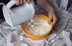 Đánh bông 200g kem whipping rồi cho hỗn hợp trứng vào, trộn đều đến khi hỗn hợp sáng mịn.