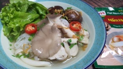 Thêm các loại nấm, xà lách, ớt sừng, và đậu hũ chiên, hành phi hành ngò cắt nhỏ rồi chang thêm nước lèo đậm đà, thơm ngon tự nhiên nữa là hoàn thành món ăn. Một món ăn đơn giản cho ngày chay. Chúc các bạn thành công với món ăn này.
