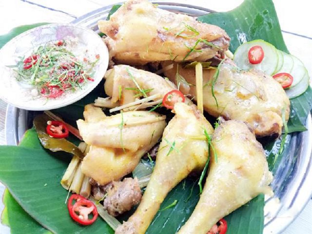 Gà Hấp Muối Sả Gói Lá Chuối