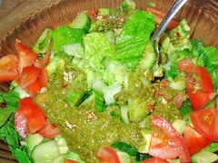 Cắt hạt hồ đào thành những phần nhỏ, cho vào tô salad, trộn đều lên.