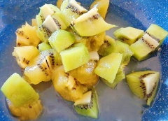 Kiwi bỏ vỏ, thái miếng cho vào nồi cùng với tất cả các nguyên liệu phía trên, bắc lên bếp nấu sôi 10 phút với lửa vừa. Sau đó hạ thấp lửa, cứ nấu như thế 30 phút.
