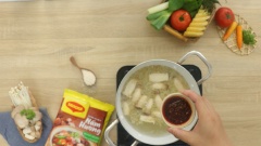 Bắc nồi lên bếp, làm nóng 2 muỗng canh dầu thực vật, cho 10gr sả vào xào lên cho vàng thơm. Tiếp theo cho 10gr hành boa rô băm vào, xào thêm 1 lúc thì cho 1/2 số nấm đùi gà vào xào săn. Chế vào nồi 1 lít nước lọc, đun cho sôi lên rồi nêm 2 muỗng canh hạt nêm Nấm hương chay Maggi, 2 muỗng canh đường phèn, 2 muỗng canh ớt sa tế, 1 muỗng canh muối rồi khuấy đều.