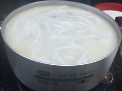 Cách làm bánh canh bột gạo: Cho bánh canh vào nồi, nấu khoảng 2 phút cho bánh canh chín. Cuối cùng mới cho phần nước cốt dừa để riêng vào, sôi lăn tăn thì tắt bếp.