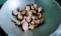Vẫn sử dụng chảo chiên đậu hủ cho tỏi băm vào đợi phi thơm và cho nấm rơm xào đều tay trên lửa vừa nêm 1 muỗng cà phê hạt nêm nấm Hương knorr trong vòng 1 phút. Sau đó cho đậu hủ đã chiên vào đảo sơ và tắt bếp.