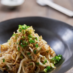 Bày salad giá đỗ ra dĩa, rắc thêm chút hành lá băm lên trên và thưởng thức. Món này ăn vào ngày hè cực thanh mát luôn nha.
