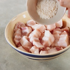 300gr thịt ba chỉ thái con chì vừa phải, ướp với 1 muỗng canh nước mắm, 1/2 muỗng canh đường, 1/2 muỗng canh hạt nêm, 1/2 muỗng canh hành tím băm rồi trộn đều cho thịt ngấm gia vị.