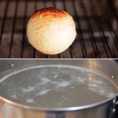Hành tây bóc bỏ bớt vỏ khô bên ngoài, nướng đến khi phần vỏ hơi cháy xém. Xương heo rửa sạch, chần qua nước sôi để loại bỏ tạp chất, sau đó rửa lại cho thật sạch. Cho xương heo, tôm khô vào nồi, thêm nước lọc, 1 muỗng cà phê muối, đun sôi khoảng 1 tiếng thì dùng nắp nồi đậy kín, tắt bếp, vẫn đặt nồi ở bếp vừa đun để ủ xương thêm từ 1 đến 2 tiếng.