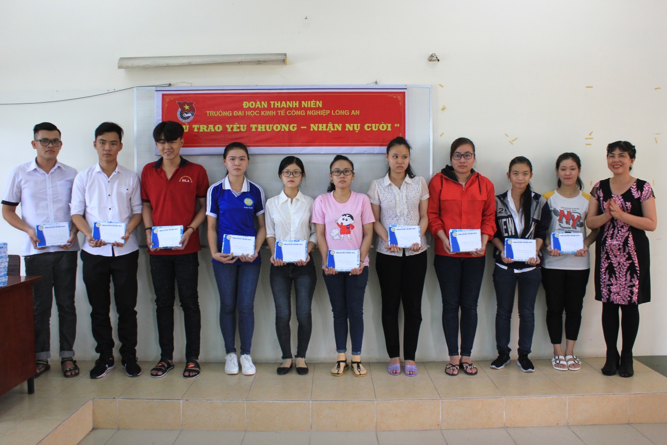 ThS. Nguyễn Phúc Diên Ngọc trao quà cho đoàn viên, sinh viên