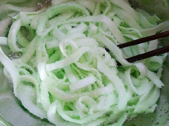 Khi thấy dừa đã chuyển màu lá dứa, cho ra rổ cho ráo nước rồi ngâm với đường cho đường tan. Sên mứt bằng chảo chống dính. Lúc đầu bật chế độ lửa to để nước đường và dừa sôi, rồi hạ bớt lửa, thỉnh thoảng đảo đều. Đun cho đế khi đường keo lại, đảo thấy nặng tay thì hạ lửa mức nhỏ nhất, đảo liên tục và đều tay để mứt không bị cháy. Khi thấy đường bắt kết tinh, bám quanh miếng mứt dừa thì tắt bếp. Tiếp tục đảo cho đến khi đường kết tinh toàn bộ.