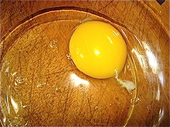 Đập trứng ra bát, đánh tan sủi bọt. Cho sữa vào và tiếp tục đánh. 