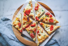 Khi lấy bánh ra khỏi lò, bạn cho bánh nghỉ 5 phút trước khi cắt ra thành từng miếng nhỏ nhé. Món pizza mini không hề tốn thời gian của bạn. Chỉ cần đủ nguyên liệu thì mẻ pizza gần nhất sẽ xong nhanh chóng chưa đầy 20 phút, thích hợp cho các bạn bạn rộn thường xuyên.