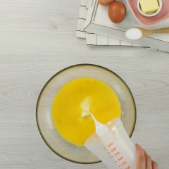Cho 60ml nước cốt dừa, 200gr bột mì, 8gr bột nở, 1 muỗng cà phê muối và 200gr đường vào tô hỗn hợp trên rồi khuấy đều tay cho hỗn hợp mịn màng không bị vón cục.