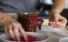 Cặm que tre vào chuối, nhúng vào chocolate đã nóng chảy. Ngay khi nhúng chocolate, bạn rắc các loại hạt, hoa khô, trái cây khô, mứt khô tùy thích vào, để trên giá đỡ hoặc khay có lót sẵn giấy nến, để nơi mát mẻ hoặc tốt nhất là cho vào tủ lạnh để chocolate đông lại.