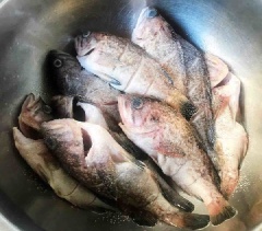 Cá tráp làm sạch ruột, bỏ vây, khứa vài đường lên thịt cá, ướp với 1 muỗng canh muối trong khoảng 20-30 phút. Sau đó xả cá qua nước lạnh, để ráo nước.