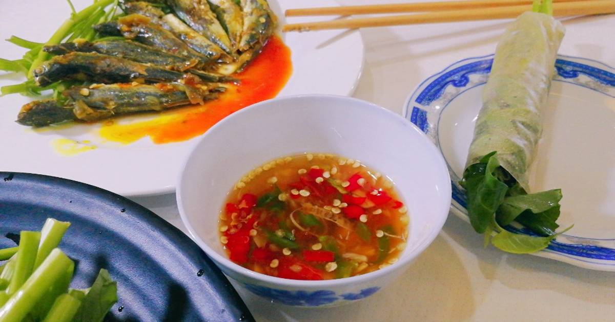 Bánh tráng sắn cuốn cá nục rau muống