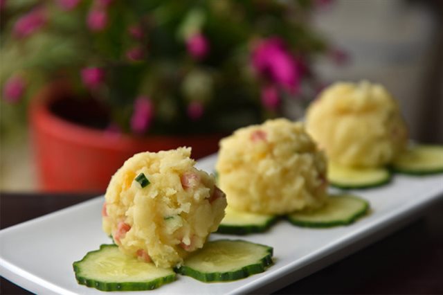 Salad Khoai Tây Nghiền Trộn Xúc Xích Rau Củ