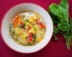 Cho hành lá + rau răm + thì là + ớt vào nồi canh đang sôi, đảo đều rồi tắt bếp. Nếm gia vị cho vừa rồi cho ra tô ăn nóng cùng với rau xà lách và các loại rau thơm.