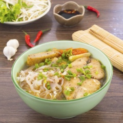 Cho bún đã trụng vào tô, xếp chả cá, sứa vào tô, hành lá cắt nhuyễn và chan nước dùng ngập bún. Món dùng chung với giá, nước mắm ớt. Cuối cùng là thưởng thức ngay món bún cá sứa thơm ngon đậm chất vùng biển thôi!