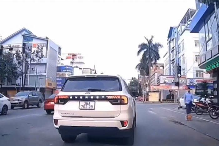 CSGT Thanh Hóa điều tra vụ ô tô 36A-763.29 lấn làn, chèn ép xe khác giữa phố - Báo VTC News