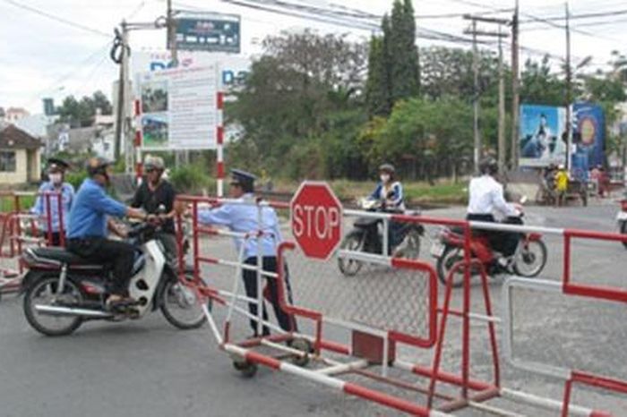 Siết chặt an toàn đường sắt: Phạt nặng hành vi vượt rào chắn - Đài Phát thanh và truyền hình Hà Nội