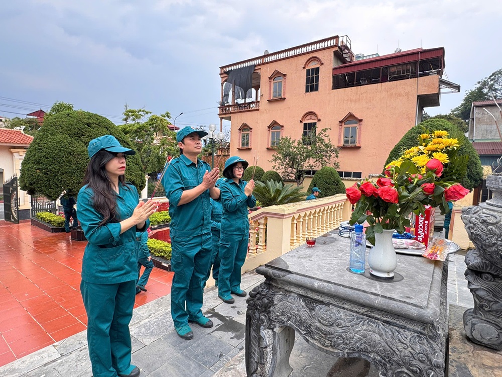Ban chỉ huy quân sự Trường Đại học Tây Bắc tổ chức lễ dâng hương tại nghĩa trang Liệt sĩ thành phố Sơn La và bế mạc huấn luyện tự vệ năm 2025
