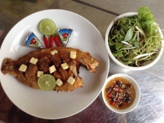 Phô mai thái lát hoặc cắt hạt lựu to, để lên mặt cá đã rán vàng lúc còn trên chảo để thấm vào cá cho tăng vị. Cá chín, cho ra dĩa. Trang trí với 1 lát chanh thái mỏng và ớt sừng. Dùng 1,5 muỗng canh nước sôi cùng với me, dầm kỹ để lấy vị chua. Sau đó, cho 1.5 muỗng canh đường và 1/2 muỗng cà phê bột ngọt vào hòa tan, rồi mới cho tiếp nước mắm vào. Thêm tỏi và ớt băm vào, khuấy đều làm nước chấm cá. Cá ăn cùng với rau sống chấm nước mắm cực ngon luôn nhé! Có thể dùng bánh tráng cuốn thêm bún tươi đều thích hợp.