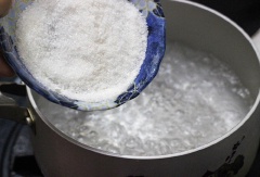 Trộn đều 5gr bột rau câu với 100gr đường. Đun sôi 600ml nước, khi nước sôi đổ hỗn hợp đường và bột rau câu vào.