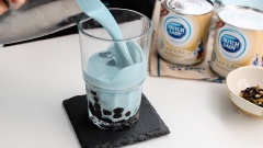 Hoa đậu biếc và trà lài cho vào bình, chế 500ml nước sôi vào ủ trong 20 phút cho trà cùng hoa ra nước cốt. Sau đó lọc trà qua vợt lấy nước, bỏ xác. Khi trà còn đang nóng thì cho sữa bột, sữa đặc vào khuấy đều lên. Cho trà sữa vào bình lắc với đá viên rồi rót ra ly có sẵn trân châu hoặc thạch tùy sở thích nhé.