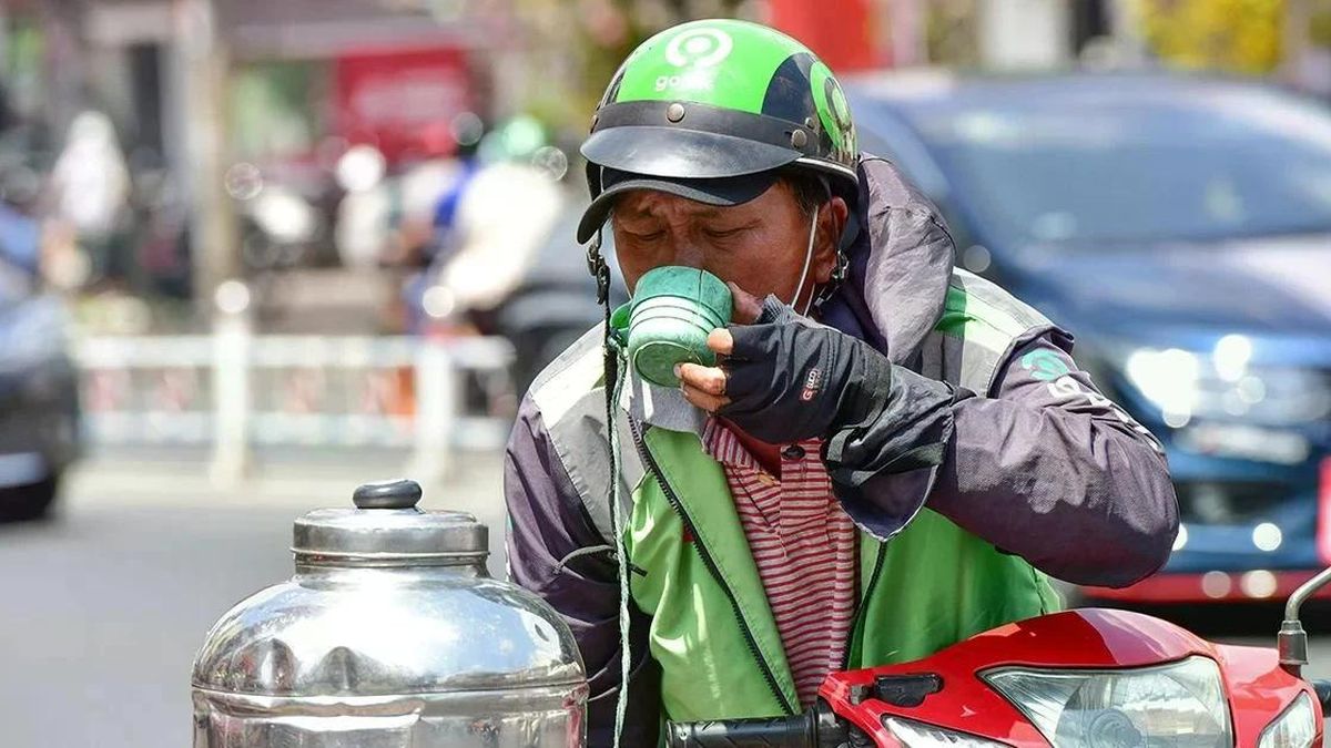 Nắng nóng cực điểm bao trùm Hà Nội: Không khí như rang, phố phường bỏng rát - Chuyên trang An Ninh Thủ Đô - Báo Công an nhân dân