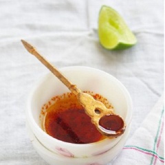 Cho dầu mè vào chén, trộn cùng với ớt bột, đường và nước cốt chanh.