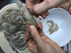 Sơ chế nguyên liệu làm bánh bột lọc nhân tôm: Làm sạch tôm, bóc vỏ, bỏ đầu và đuôi, cắt nhỏ. Gọt vỏ cà rốt, bào thành sợi rồi cắt nhỏ. Ngâm nấm mèo với nước ấm cho mềm, cắt bỏ phần gốc, cắt nhỏ.