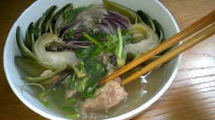 Múc canh atiso ra rô, rắc thêm ít hành lá và rau ngò cho món ăn đẹp mắt và thơm hơn. Món canh atiso xương heo bổ dưỡng, thơm ngon với bông atiso và xương heo có thể chấm với nước mắm ớt ăn sẽ ngon hơn.