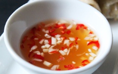 Pha nước trộn gỏi: Cho ớt, 1 muỗng cà phê tỏi băm, 1 muỗng canh nước cốt chanh, 2 muỗng canh nước mắm và 2 muỗng canh nước lọc vào chén, khuấy đều.