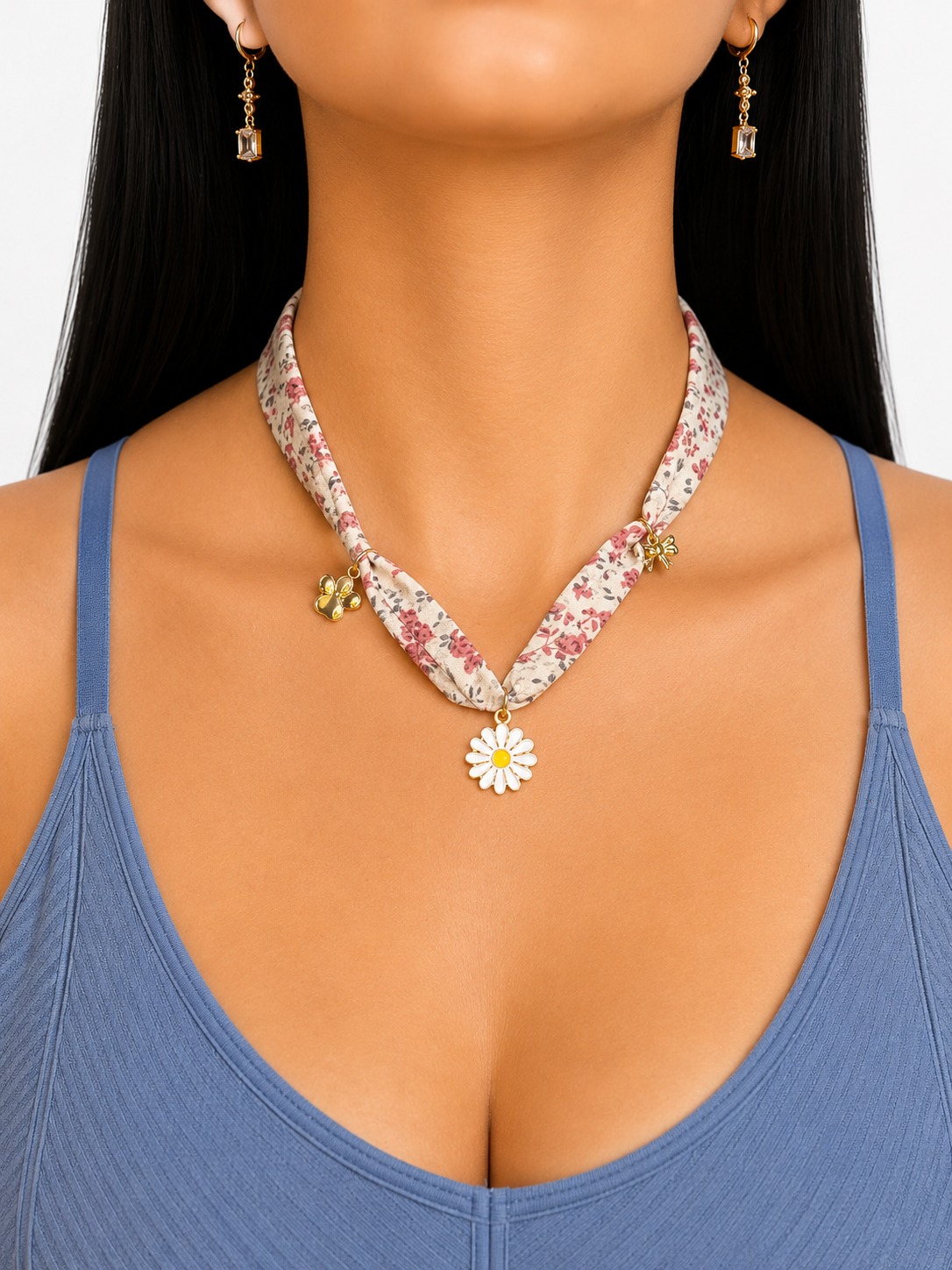 Gargantilla De Pañuelo Floral Con Dije De Margarita