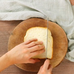 Dùng dao cắt 70gr bánh mì sandwich thành miếng vuông nhỏ