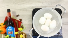 Bắc nồi nước luộc 5 quả trứng vịt, sau đó bóc vỏ. Làm nóng chảo dầu, thả trứng vào chảo dầu, chiên vàng với lửa vừa. Sau đó vớt trứng ra để ráo dầu.