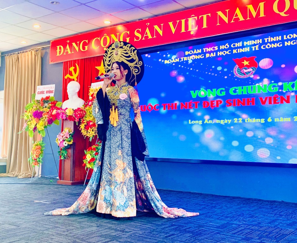 Gây ấn tượng bởi giọng ca đanh thép thể hiện sự hào hùng, trung dũng dân tộc Việt Nam thí sinh Nguyễn Thị Lam Tuyền gây ấn tượng với BGK qua ca khúc Hào khí Việt Nam