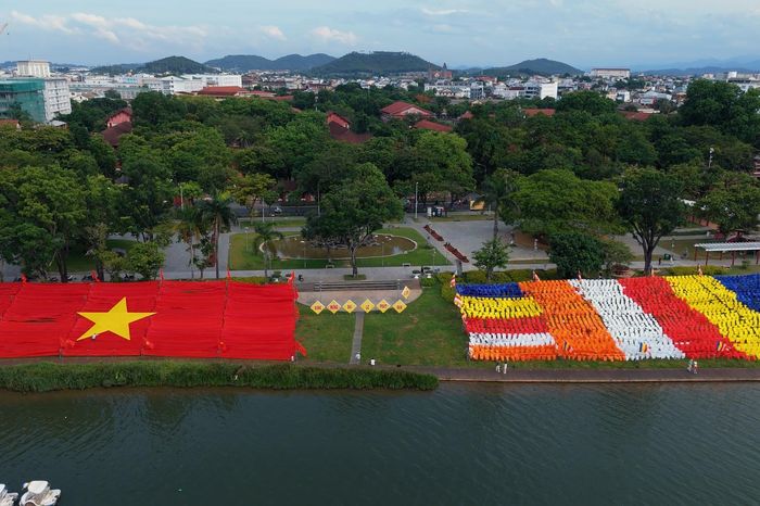 'Check-in' đại kỳ Phật giáo bên sông Hương - Báo Thừa Thiên Huế