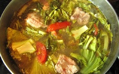 Làm nóng 2 muỗng canh dầu ăn, cho cà chua, dưa cải chua, sườn heo, gừng, sả vào, đảo đều. Sau đó, đổ 600ml nước vào, nấu sôi.