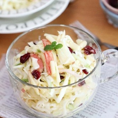 Cuối cùng bạn rắc thêm một ít việt quất khô và lạc rang vào là xong. Món salad là một trong những món ăn chế biến nhanh mà vẫn giữ được nguyên vẹn các chất dinh dưỡng và vitamin trong nguyên liệu.