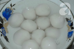 Cho 400g bột nếp khô và 100g bột gạo tẻ vào âu lớn, cho nước từ từ vào nhào đến khi thành khối bột dẻo mịn, không dính tay là được. Chia bột nếp thành từng viên nhỏ, ép dẹp xuống và cho nhân bánh vào giữa, viên tròn lại để bột phủ kín nhân. Đem hấp bánh ít đến khi bánh chín. Phần bột còn lại ép thành từng miếng mỏng cho vào dầu chiên vàng giòn.