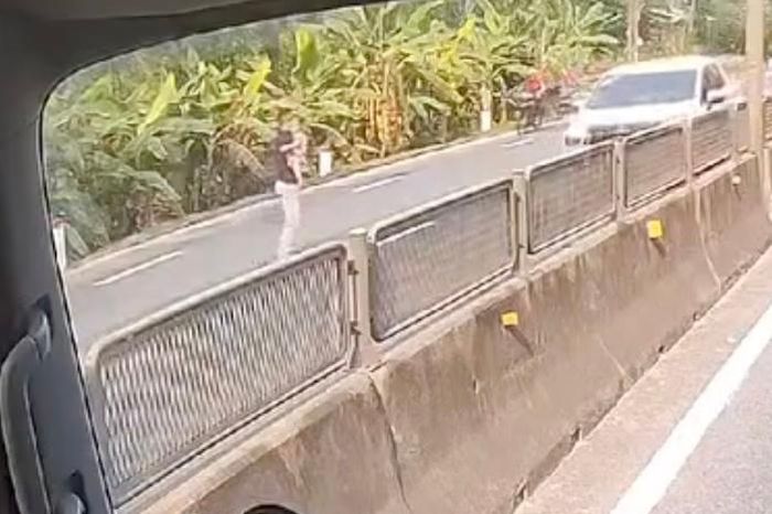 Tài xế dừng xe giữa quốc lộ cứu bé gái, CSGT lên tiếng - Báo Người Lao Động