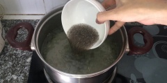 Để hỗn hợp nước nguội và cho hạt chia đã ngâm vào trộn đều.